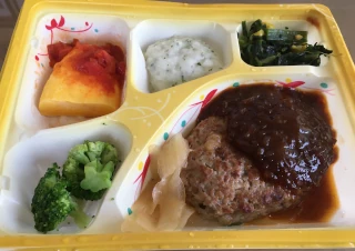 デミグラスソースハンバーグとおかず4種